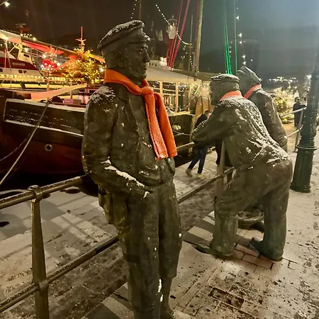 Charmante Altbauwohnung An Der Kesselschleuse 1 * Emden